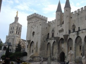 EN JUILLET le festival dans l\'enceinte du palais des papes 
