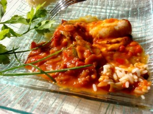 poulet-basquaise-Guide de Pierrette N° 682 Page 210 poulet du pays basque sur un lit de tomates, oignons et poivrons mijotés